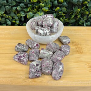 Rubis en pierre roulée d'albite | Minéral réactif aux UV | Confiance et autonomie