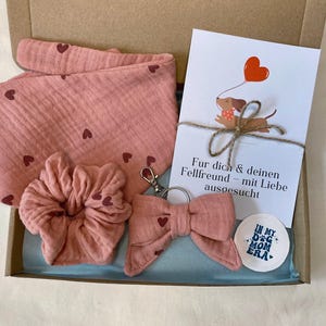 Dog Mom Deluxe Box – Geschenkset mit Halstuch, Scrunchie & Schlüsselanhänger – Herzchen-Musselin