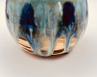 Vase mit marmoriertem Ton und Irisglasur