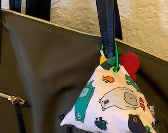 Bag in a chick! For groceries, shopping, attach it to a strap, a belt, a bag, a suitcase.