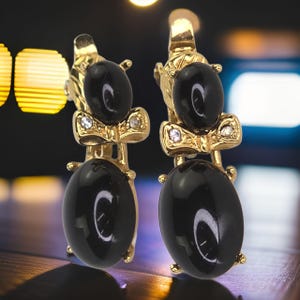 Pendientes vintage con corona Trifari, diamantes de imitación en tonos negros y dorados, pendientes colgantes vintage, joyería Trifari firmada, vintage en negro y dorado.