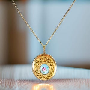 Vintage guilloche geëmailleerde ketting goudkleurige lieverd roos medaillon hanger ketting vintage bloem medaillon blauwe en roze bloemen hanger medaillon