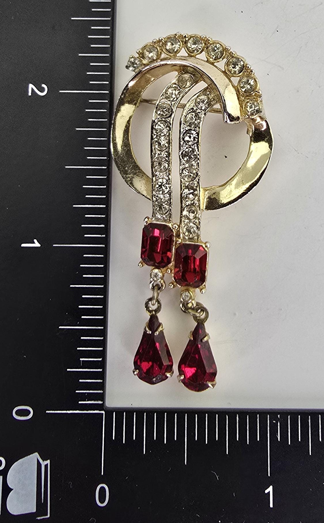 Broche Art Déco Années 1925 – Métal, Strass Et Pierre Rouge – Manque Quelques Strass