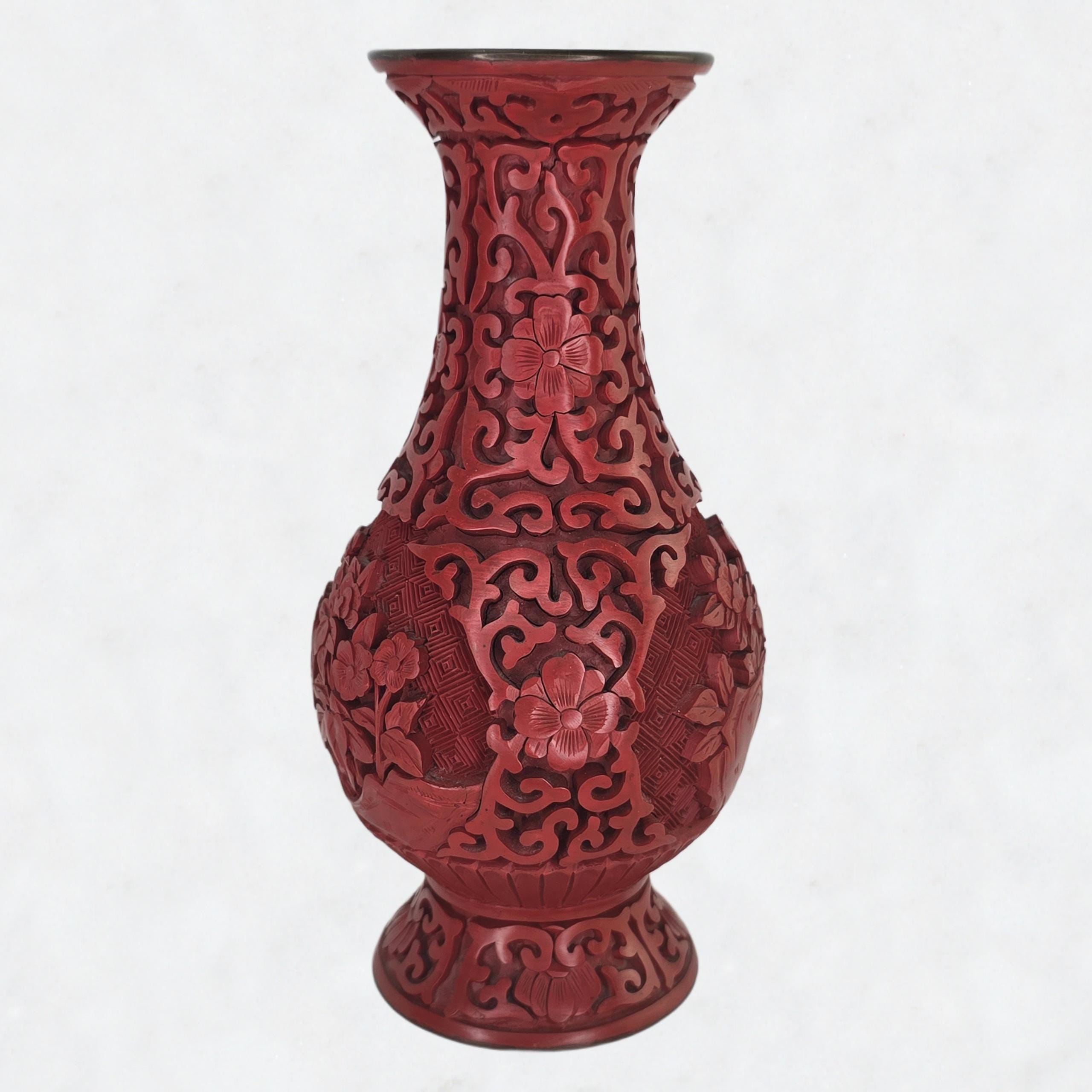 ヴィンテージミッドセンチュリーの朱色の花瓶。中国製の赤い彫刻が施