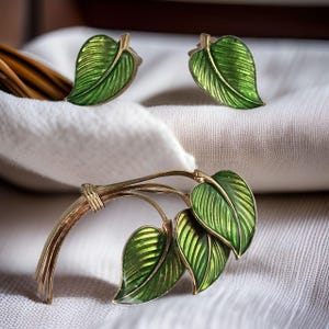 Vintage Modernist Leaf Jewelry Set Vintage Enameled Leaf Brooch and Clip Earrings Set MCM Green Leaf Earrings and Brooch Set Vintage Leaves