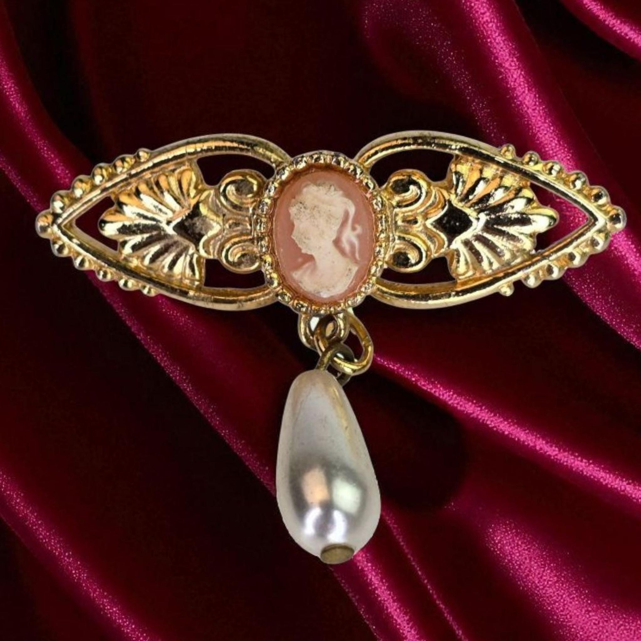 Broche camée en résine vintage des années 1970, scène