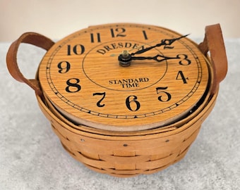 Zeldzame unieke handgeweven longaberger mand lederen handvat Dresden klok invoegen werken kunstenaar ondertekend handgemaakte boerderij klok mand decor