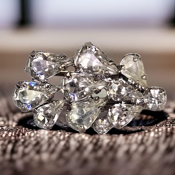 Vintage Unique Signed Weiss Fur Clip Clear Rhinestone Prong 