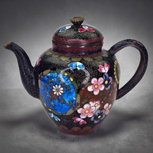 Antik japansk cloisonnéinlägg Liten miniatyr mini mässings cloisonné tekanna fjärilsblommig blommotiv Japan hantverksmässig asiatisk dekor