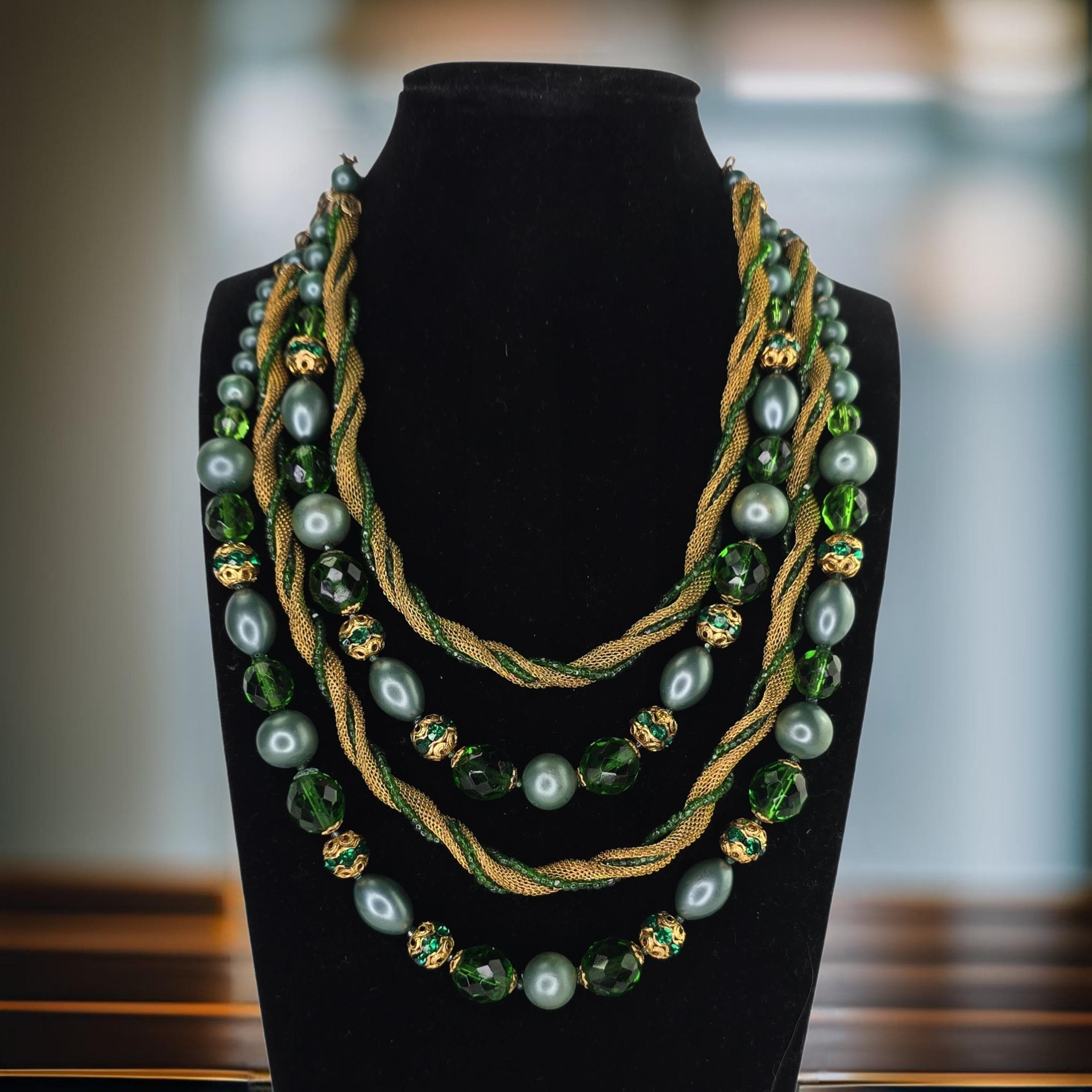 ヴィンテージのエメラルドグリーンとゴールドのネックレス
