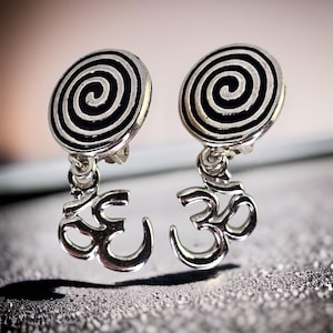 Vintage Ohm Symbol Dangle Earrings Silver Tone Unique Meditation Gift Vintage Yoga Lover Gift Ohm Jewelry for Relaxation Gift Ohm Earrings