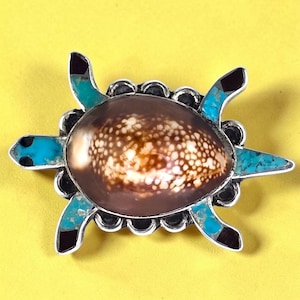 Vintage Brosche aus Sterlingsilber mit Zuni-Indianer-Motiv, Kaurimuschel, Schildkrötenmotiv und Türkis-Einlage, handgefertigtes Schmuckstück mit Schildkrötenmotiv