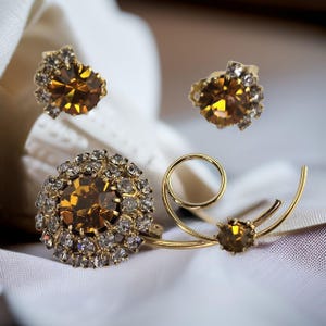 Vintage Flower Brooch & Earrings Set Gold Toned Midcentury Jewelry Set with Citrine Rhinestones Vintage Floral Rhinestone Brooch Set Vintage