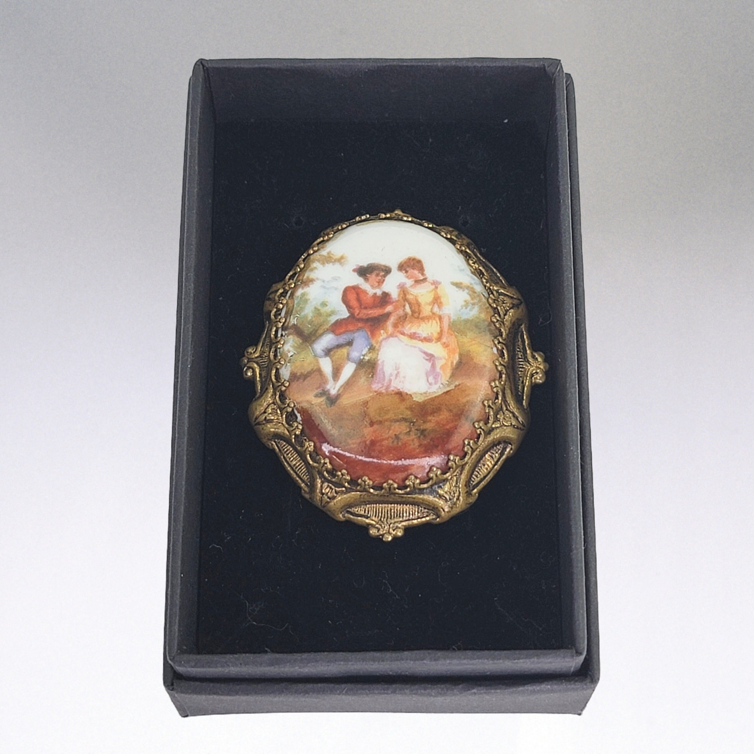 Broche Vintage Ancienne - Scène Romantique Peinte, Dorée, Occasion En Bon état, Bijou Rétro