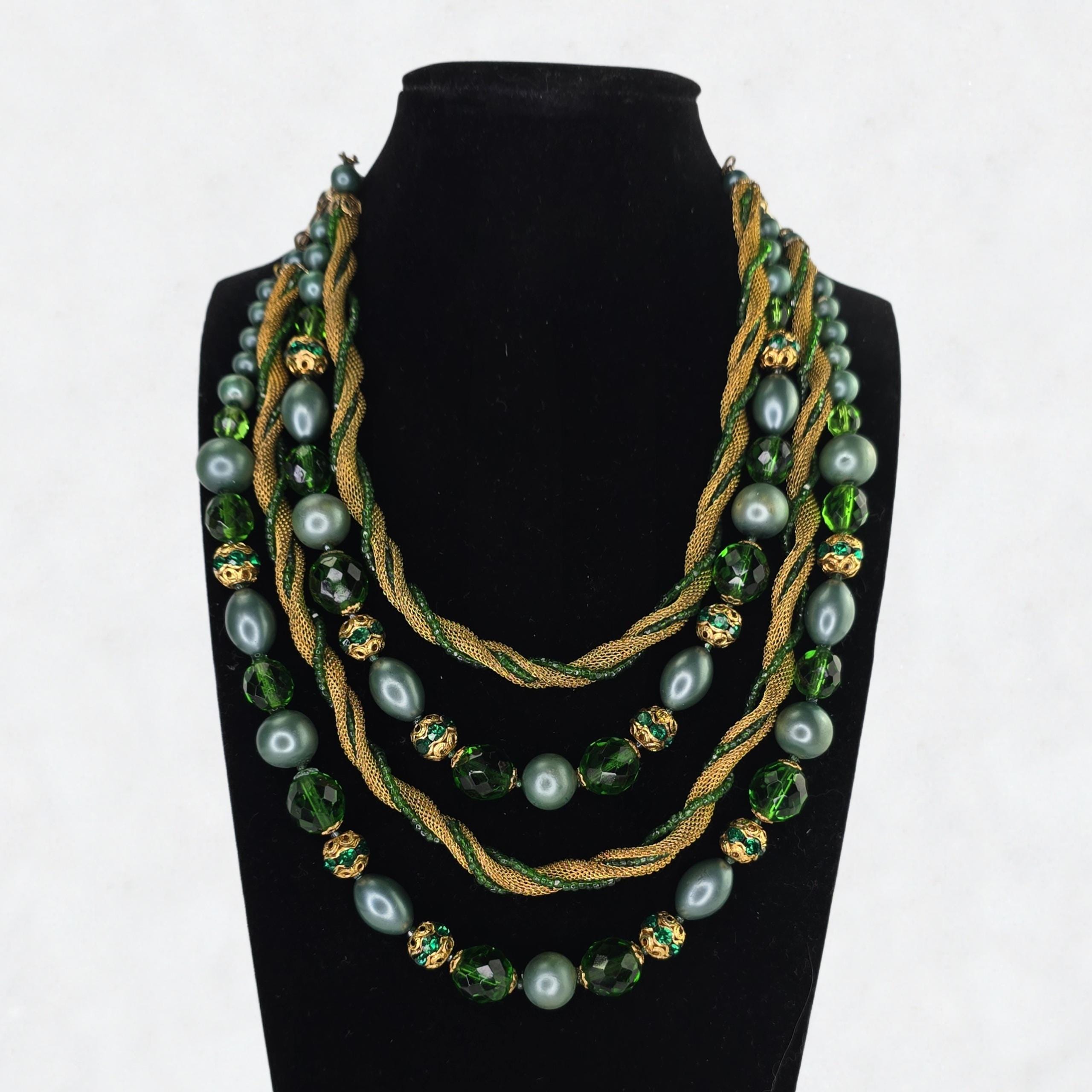 ヴィンテージのエメラルドグリーンとゴールドのネックレス
