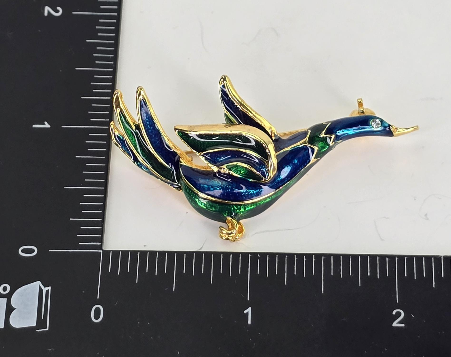 ヴィンテージエナメルゴールドトーンの鳥のブローチ。ヴィンテージの青 