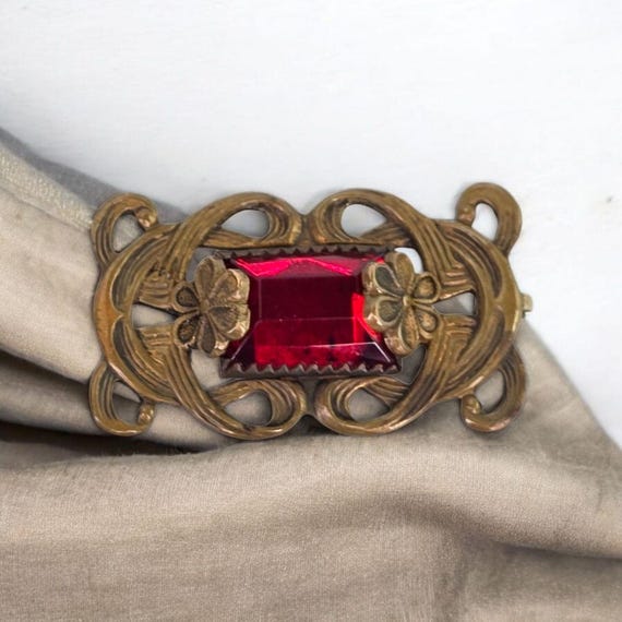 Broche En Plaqué Or Style Art Déco Avec Pierre Rouge - Occasion En Très Bon état