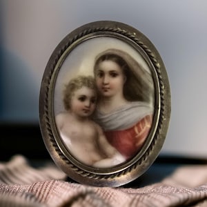 Broche antiguo de la Virgen con el Niño, victoriano, pintado a mano. Exquisito broche antiguo de la Virgen María, de porcelana, pintado a mano. Regalo de joyería religiosa.