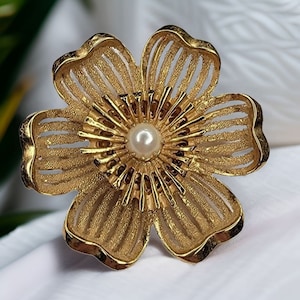 Signed Kramer Brooch Vintage Kramer Pin Gold Tone Vintage Pearl Flower Brooch Retro Jewelry Gift for Women Luxury Vintage Jewelry Midcentury
