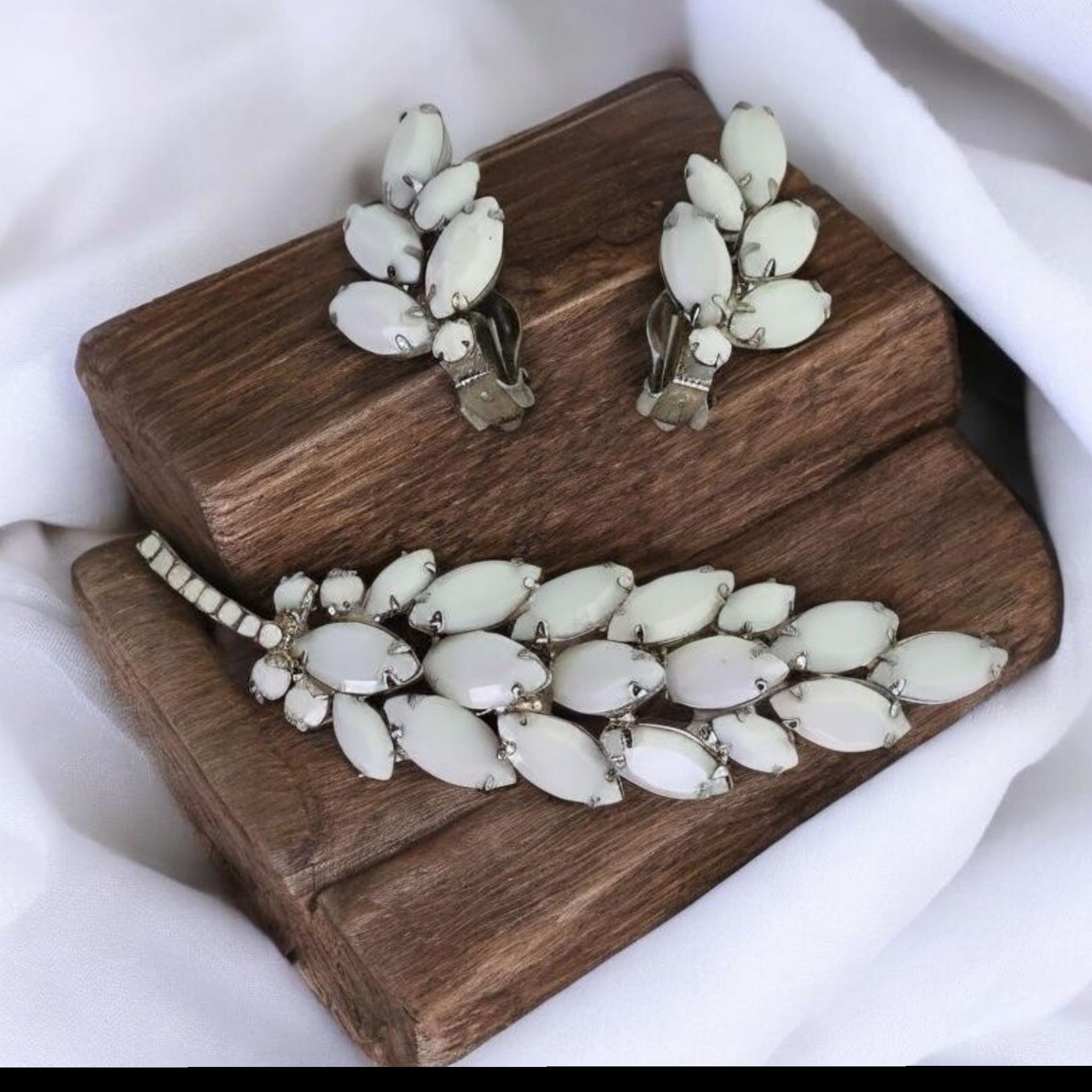 ヴィンテージ ジュリアナ ミルクガラス セット ブローチとイヤリング