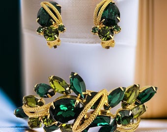 Conjunto de joyas vintage con diamantes de imitación de color esmeralda, broche y pendientes vintage con diamantes de imitación de color verde dorado, conjunto a juego con broche y pendientes de color verde esmeralda