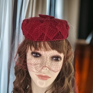 1950s vintage Red Velvet Bow Pillbox Hat with Veil Vintage 80s Red Velvet Pillbox Hat: Wedding Guest Veil Bow  main image 3