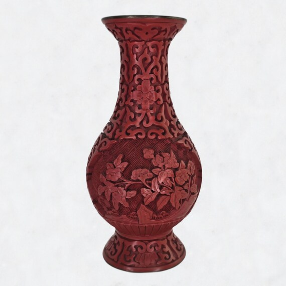 ヴィンテージミッドセンチュリーの朱色の花瓶。中国製の赤い彫刻が施