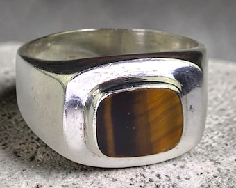 Anel masculino vintage assinado em prata de lei 925 de Taxco, México, com pedra olho de tigre, estilo modernista, tamanho 11,5. Joia artesanal minimalista e elegante para homens.