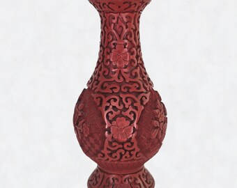 ヴィンテージミッドセンチュリーの朱色の花瓶。中国製の赤い彫刻が施