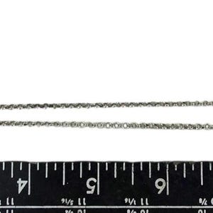 Może przedstawiać: Srebrny naszyjnik z wisiorkiem w kształcie łzy z ażurowym wzorem wirujących wzor&oacute;w. Łańcuszek ma długość około 45 cm, z ozdobnym zapięciem.