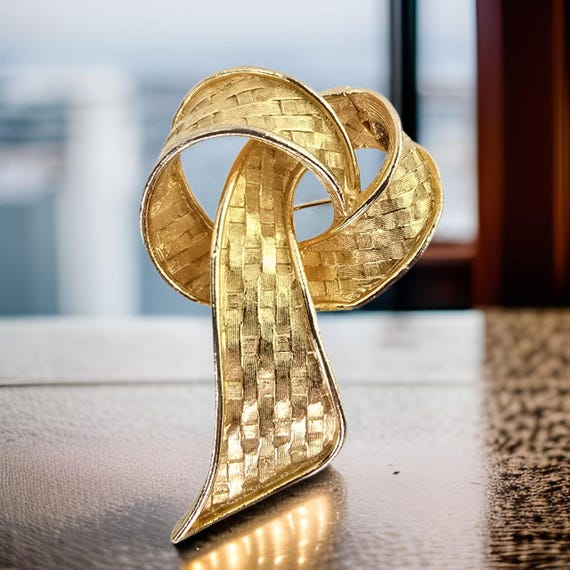 Vintage Ribbon Brooch Gold Tone Vintage Hollywood Regency Brooch Vintage Textured Gold Ribbon Pin 3D Woven Ribbon Statement Jewelry Vintage