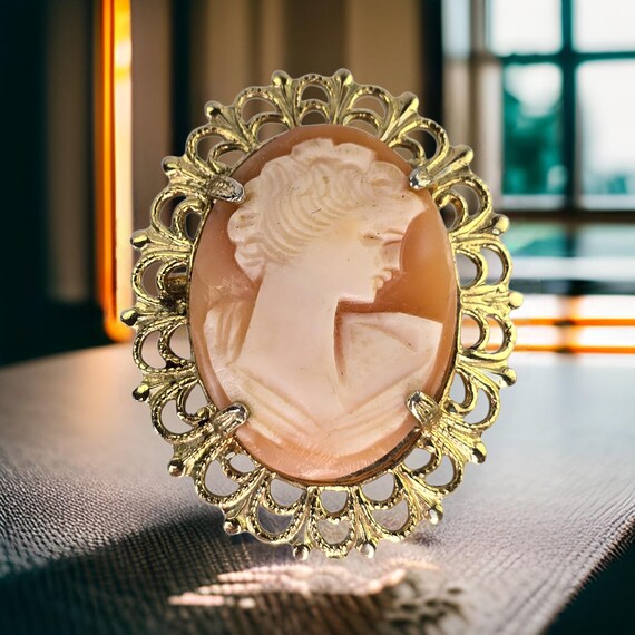 coro cameo pin Gem