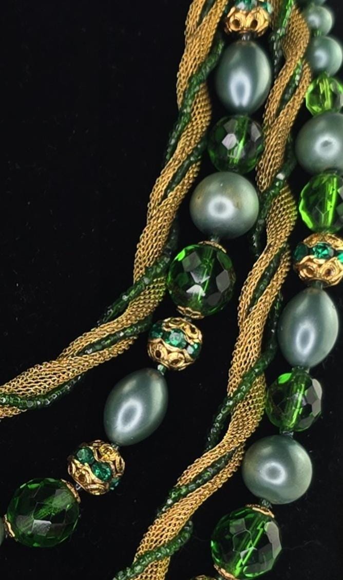 ヴィンテージのエメラルドグリーンとゴールドのネックレス
