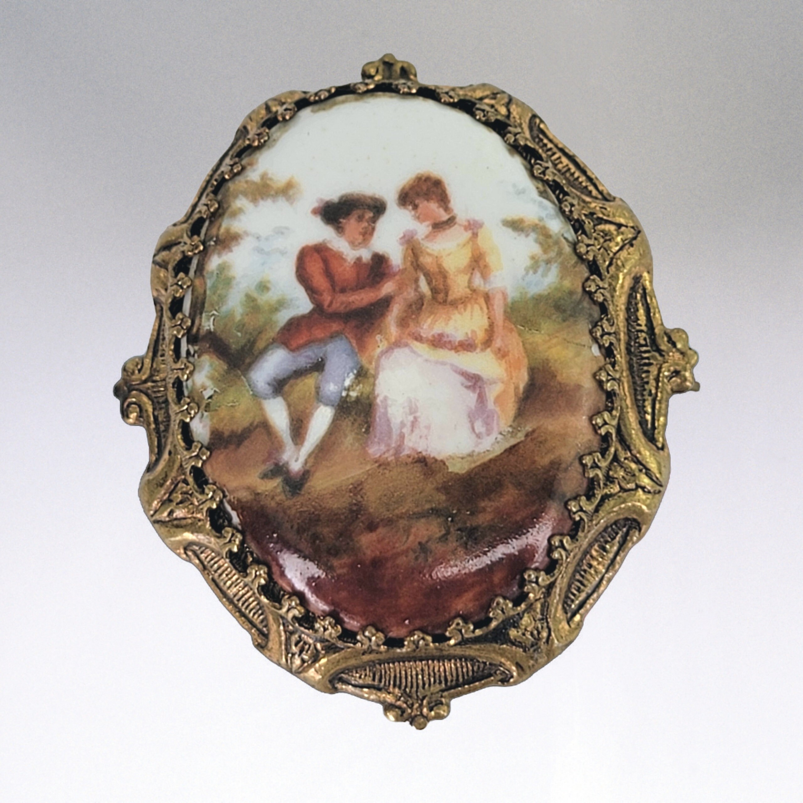Broche Vintage Ancienne - Scène Romantique Peinte Sur Métal Doré - Bon État