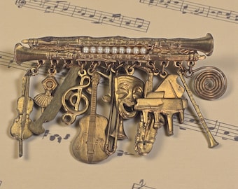 Vintage musikalisk teatermässing dingelbrosch med fuskpärla, guldfärgad musiktema, smycken, musiker, gåva, unik musikinstrumentbrosch