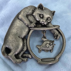 Vintage signierte JJ Jonette Zinn Bad Kitten Katze und baumeln Fisch Goldfischglas Pin Brosche Tier Katzenliebhaber Geschenk Wunderliche Designer süße Katzenbrosche