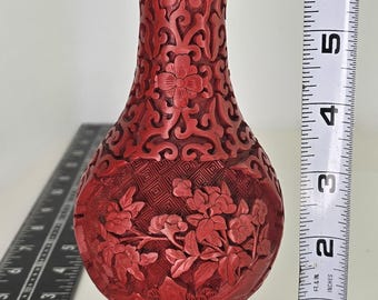 ヴィンテージミッドセンチュリーの朱色の花瓶。中国製の赤い彫刻が施