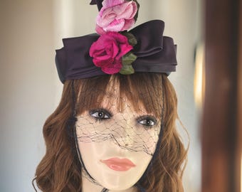 Vintage Damen Hut Marine Blau Blumen Rose Pillbox Hut Vintage Rosa Blumen Damen Fascinator Hut Fischnetz Schleier Größe 6 3/8 Hut