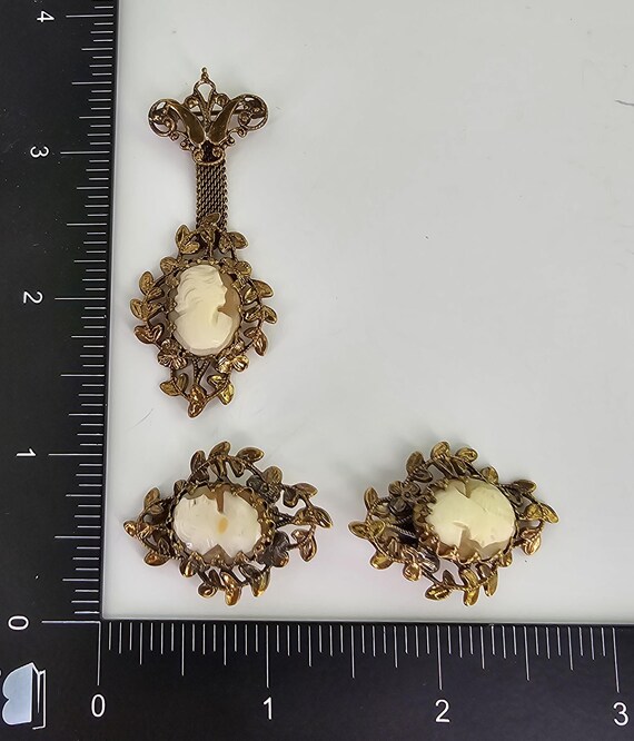Broche Vintage Style Camée - Lot N°2 - Ambre Et Résine Dorée - Neuf
