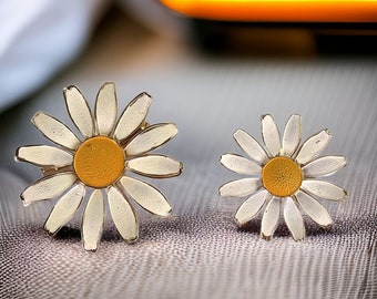 Juego de broches de flores vintage con alfileres de flores a juego, juego de alfileres de margaritas esmaltadas vintage, conjunto de joyas de mediados de siglo de los años 60 y 70, alfileres de flores retro vintage MCM