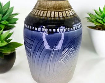 手作りのコバルトブルーの陶器の花瓶、テクスチャード陶器、1969年署名
