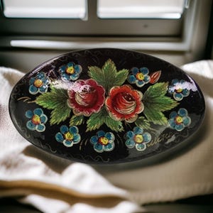 Broche vintage pintado a mano con flores de laca firmadas por artistas rusos. Broche vintage con flores de laca firmadas por artistas rusos. Broche artístico con flores.