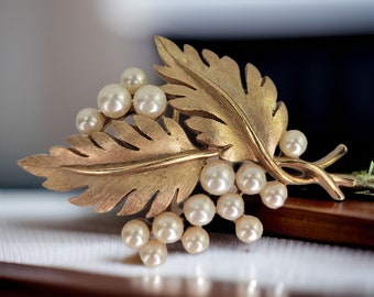 Vintage Signed Crown Trifari Brooch Vintage Gold Tone Leaves