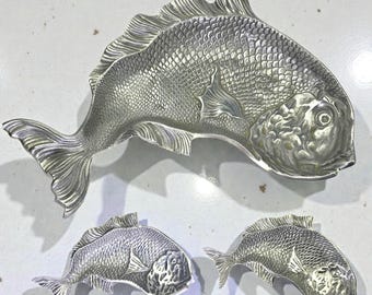 Juego vintage de 3 bandejas para servir pescado de aluminio macizo fundido, 1 grande y 2 pequeñas. Vajilla única de estilo MCM para decoración de casas de playa y lagos.