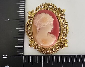 Broche Vintage Camée Sous Résine Couleur Or - Style Fantaisie Femme, Occasion Bon état