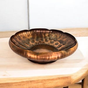 Cuenco vintage de cobre gregoriano firmado, cuenco vintage único de cobre martillado, plato central de arte de cobre firmado, decoración vintage de cocina de cobre