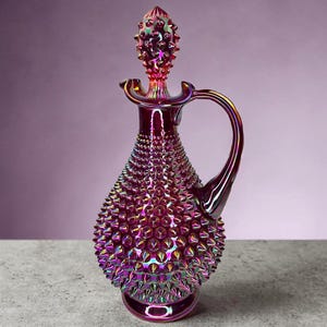 Seltene signierte Fenton Ruby Karneval Glas Hobnail Dekanter mit Stopfen Einzigartige Designer Rot schillernde Kunst Glas Dekor Statement Stück Barware