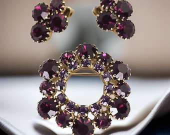 Conjunto de broche y pendientes vintage morados con amatista morada y diamantes de imitación, joyería vintage en colores otoñales, conjunto de regalo en tono dorado de mediados de siglo para mujer