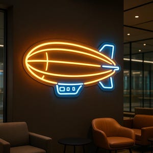 Puede incluir: Un letrero de neón con forma de zepelín, con un contorno naranja brillante y detalles azules. El letrero está montado en una pared marrón oscuro. El letrero está en una sala de espera con sillas marrones.