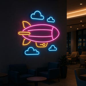 Puede incluir: Un letrero de neón que representa un dirigible estilizado en rosa y amarillo, rodeado de nubes azules. El letrero está montado en una pared gris oscuro, con un interior moderno en el fondo, que incluye sillas y mesas.